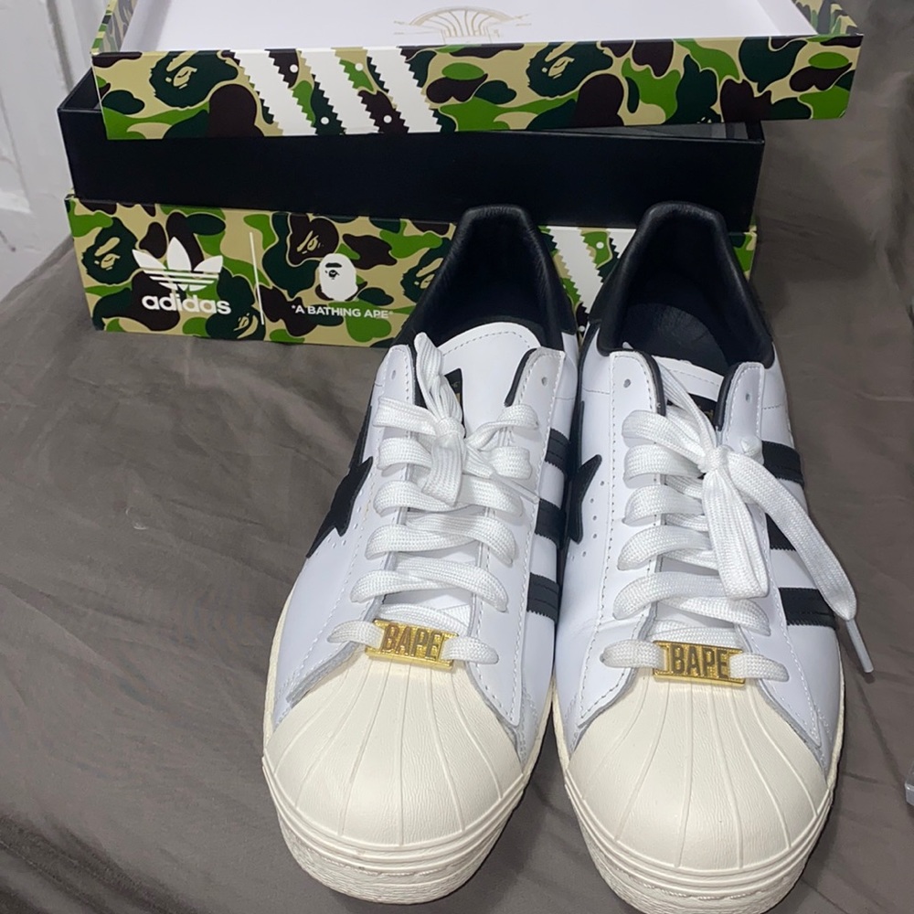 Lightly worn bape superstars. Size 10.5 with box! Come with extra laces black